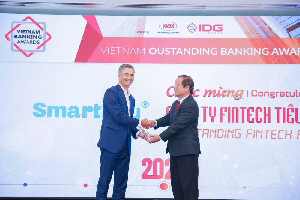 Ông Marek Eugene Forysiak (Nhà sáng lập, Chủ tịch SmartNet, đơn vị sở hữu Ví SmartPay) đón nhận Giải thưởng “Công ty Fintech tiêu biểu” năm 2020 từ Ban Tổ chức