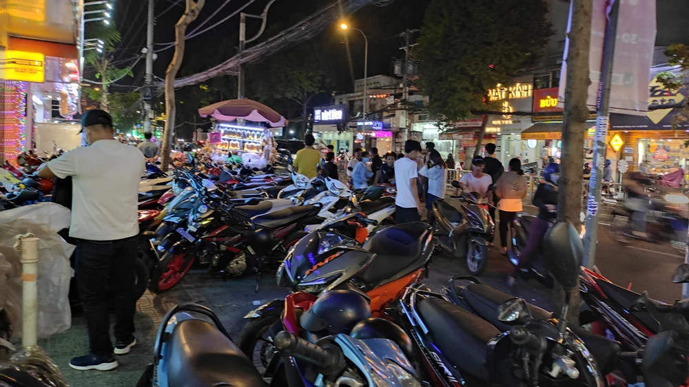 Một bãi giữ xe lấn chiếm vỉa hè, “chặt” khách hàng trên đường Quang Trung, đoạn gần chợ Hạnh Thông Tây, quận Gò Vấp