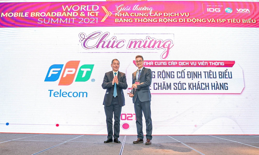PTGĐ Chu Hùng Thắng (bên phải) đại diện FPT Telecom nhận giải thưởng