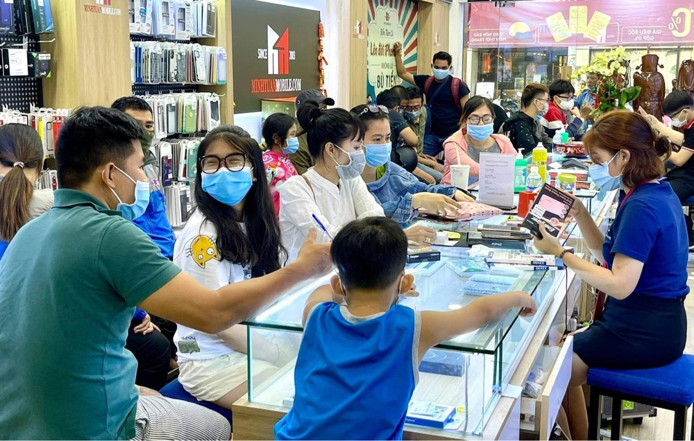 Khách hàng trẻ luôn tìm đến Minh Tuấn Mobile (Hình tư liệu chụp trước đợt dịch thứ tư) 
