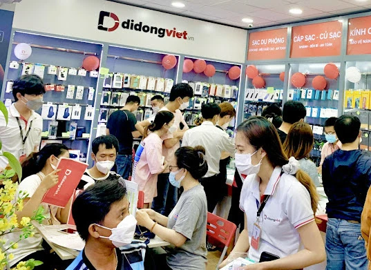 Khách hàng mua iPhone 13 tại Di Động Việt