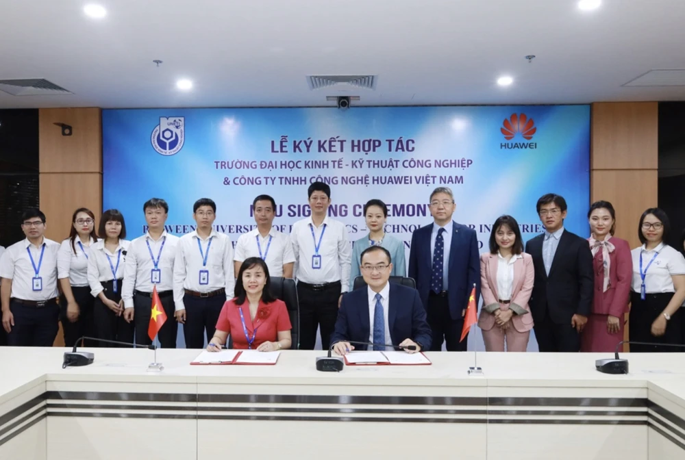 Lễ ký kết giữa Huawei Việt Nam và Đại học Kinh tế Kỹ thuật Công nghiệp