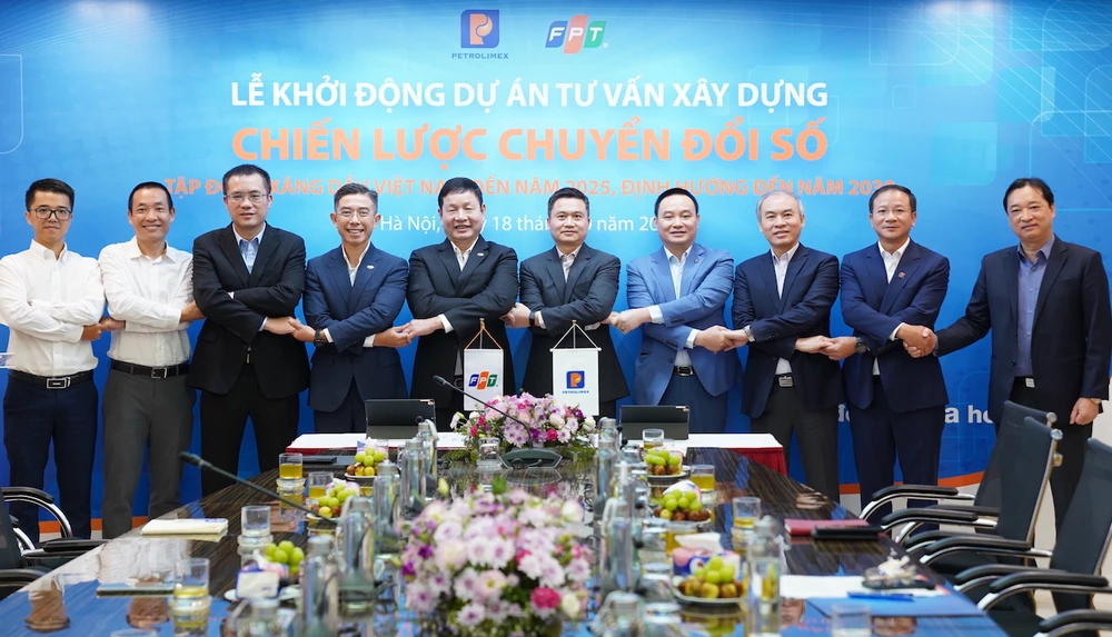 Lãnh đạo Petrolimex và FPT ký kết thực hiện Dự án Tư vấn Chuyển đổi số tại Tập đoàn Xăng Dầu Việt Nam