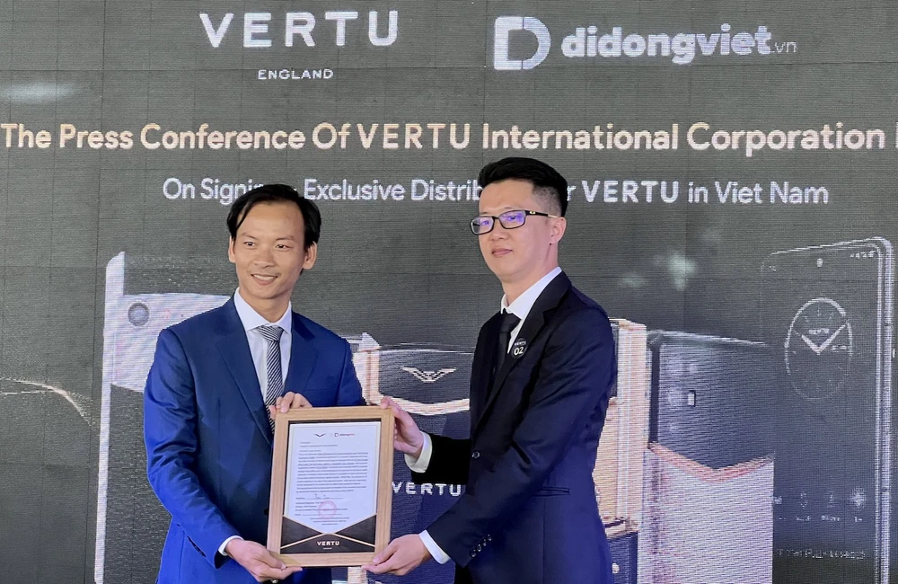 Đại diện Di Động Việt và Vertu Global đã ký kết hợp tác