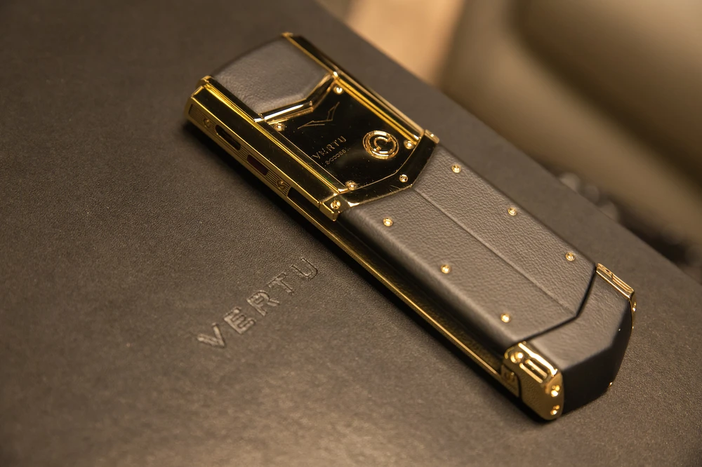 Vertu Signature V Pure Black Full Gold có giá gần 2,3 tỷ đồng, là chiếc điện thoại đắt nhất Việt Nam | BÁO SÀI GÒN GIẢI PHÓNG