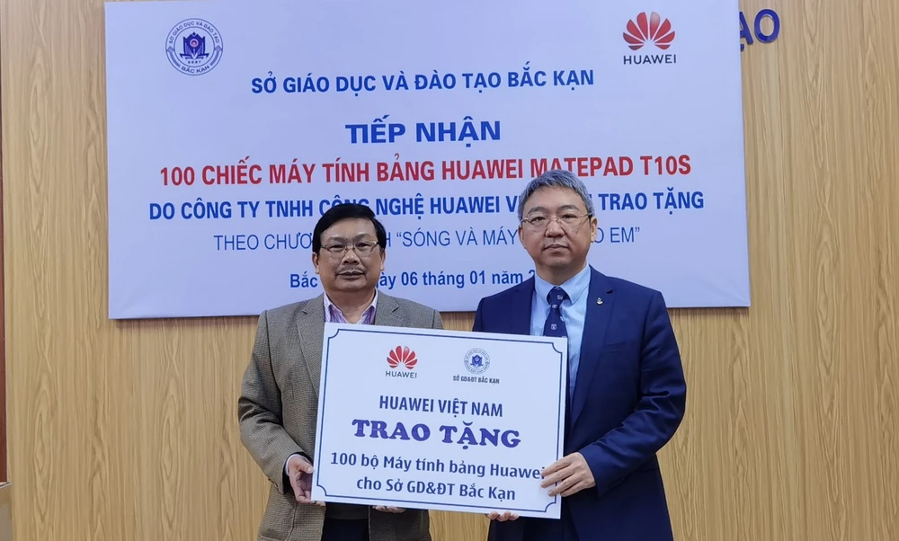 Huawei Việt Nam trao 100 máy tính bảng cho Sở GD-ĐT tỉnh Bắc Kạn