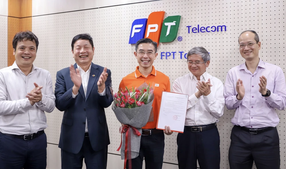 Tân Chủ tịch HĐQT FPT Telecom ông Hoàng Việt Anh nhận quyết định và hoa chúc mừng từ Ban Lãnh đạo FPT