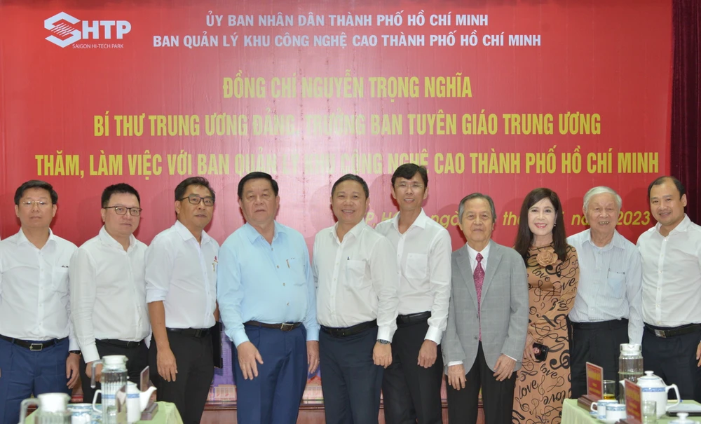 Đoàn công tác Ban Tuyên giáo Trung ương do đồng chí Nguyễn Trọng Nghĩa dẫn đầu thăm và làm việc với SHTP. Ảnh CAO THĂNG