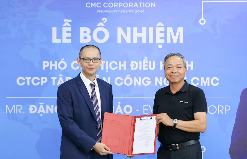 Chủ tịch tập đoàn CMC Nguyễn Trung Chính trao quyết định bổ nhiệm cho tân Phó Chủ tịch điều hành Đặng Ngọc Bảo