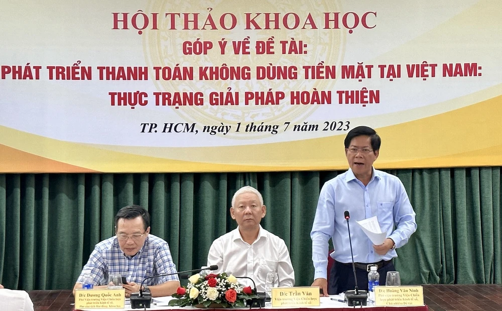 Tiến sỹ Hoàng Văn Ninh, Phó Viện trưởng IDS báo cáo đề tài tại hội thảo