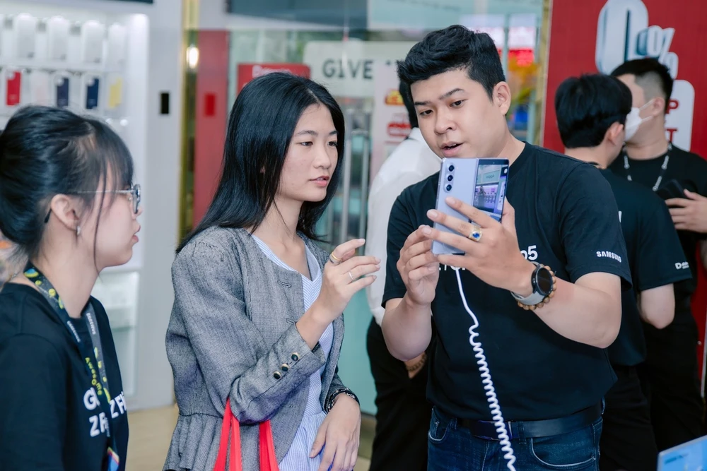 Người dùng trải nghiệm Galaxy Z Fold5 tại Di động Việt