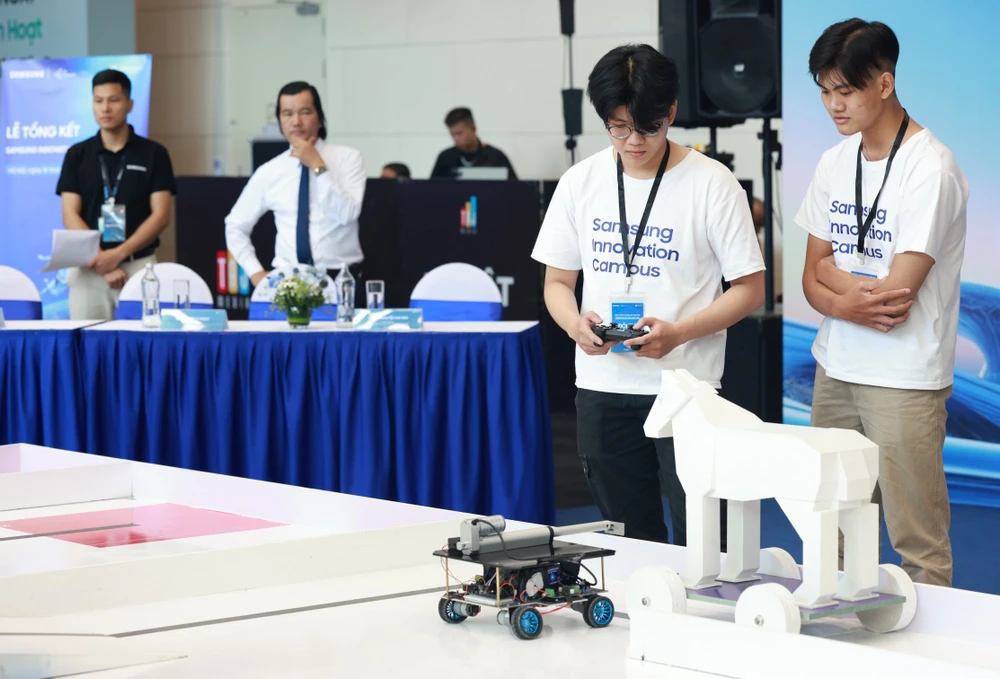Các học viên tham gia tranh tài tại cuộc thi về công nghệ do Samsung tổ chức
