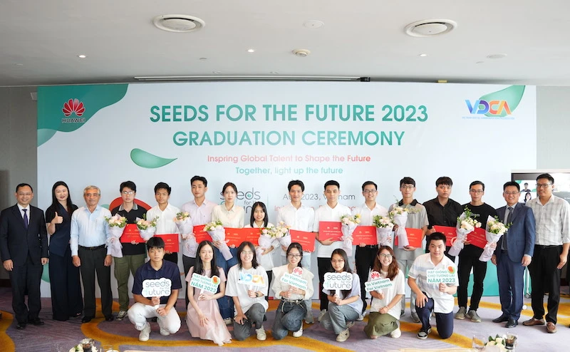 Sinh viên nhận chứng chỉ của Huawei Việt Nam sau khi hoàn thành chương trình đào tạo "Hạt giống cho tương lai 2023"