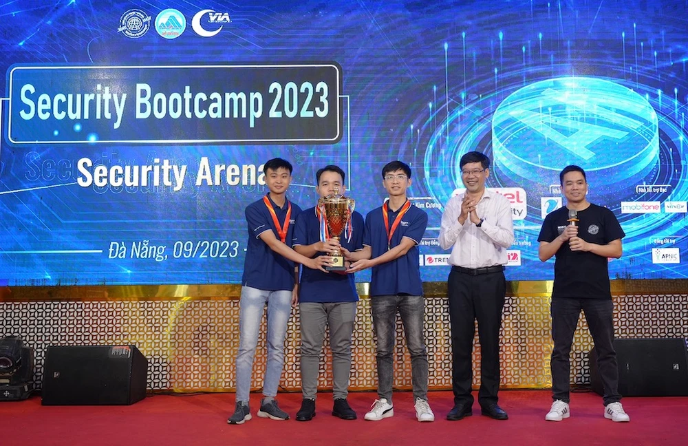 Đội tuyển của VNPT nhận cúp tại đấu trường an toàn thông tin Security Bootcamp