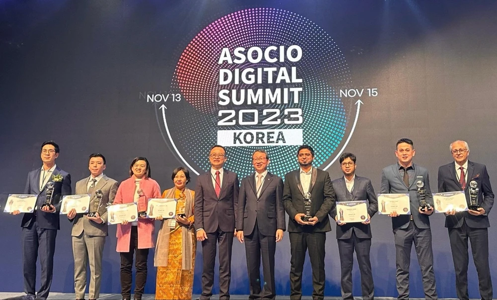 Đại diện FPT (thứ hai từ phải sang) cùng các doanh nghiệp xuất sắc Châu Á - Châu Đại dương được vinh danh tại Lễ trao giải ASOCIO 2023