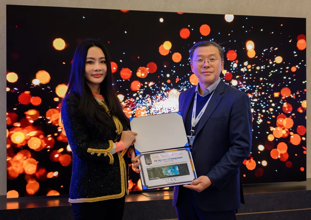 Công ty Điện tử Samsung Vina đã trao chứng nhận người Việt Nam đầu tiên sở hữu TV MICRO LED