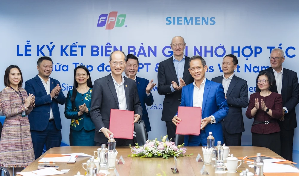 Đại diện Siemens, ông Phạm Thái Lai, Chủ tịch kiêm Tổng Giám Đốc Siemens ASEAN và Việt Nam ký kết biên bản ghi nhớ về hợp tác với đại diện Tập đoàn FPT - ông Nguyễn Thế Phương, Phó Tổng Giám đốc Tập đoàn.
