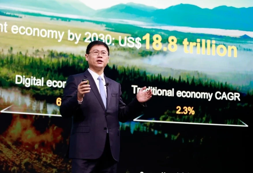 Ông Li Peng, Phó Chủ tịch cấp cao kiêm Chủ tịch nhóm Kinh doanh và Dịch vụ ICT của Huawei giới thiệu những hướng phát triển mạng 5.5G