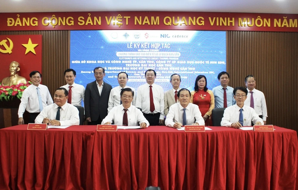 Các đơn vị ký kết thỏa thuận hợp tác đào tạo nhân lực ngành điện tử và vi mạch bán dẫn tại Thành phố Cần Thơ.