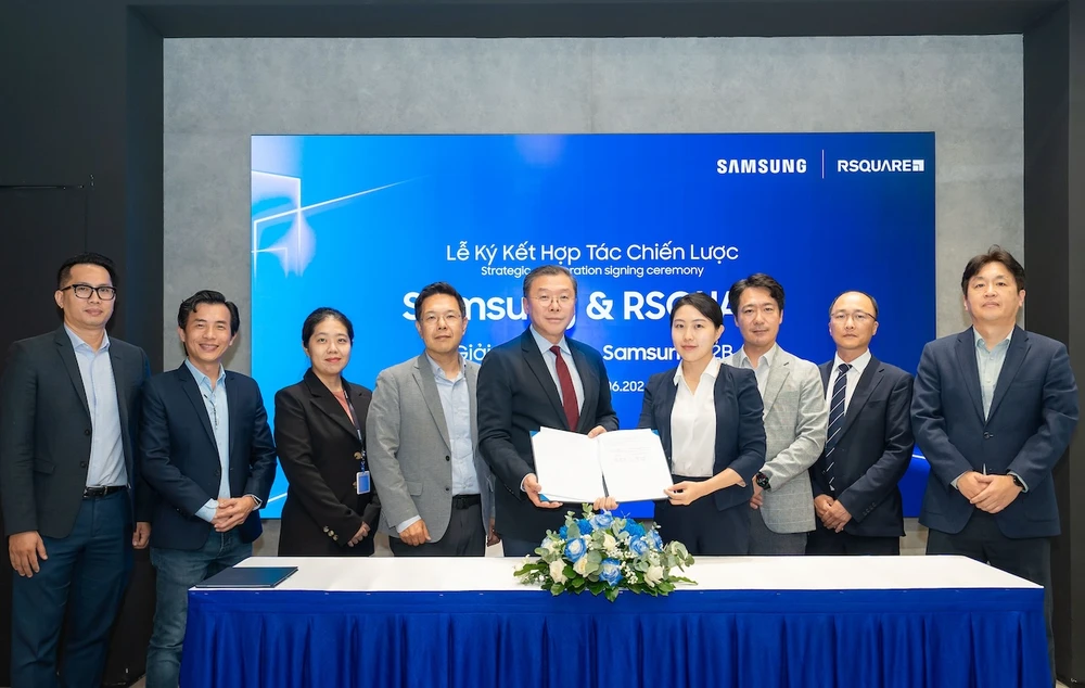 Đại diện Samsung Vina và RSQUARE ký kết hợp tác.