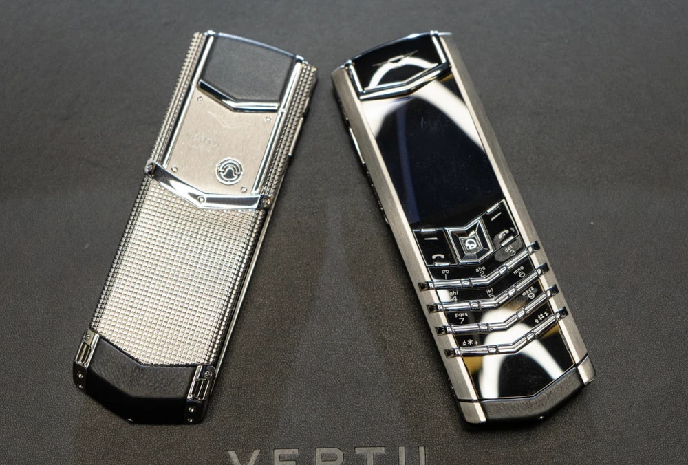 Khi đặt Vertu Signature V 4G và Vertu Signature S 2G cạnh nhau, người dùng cũng khó phân biệt