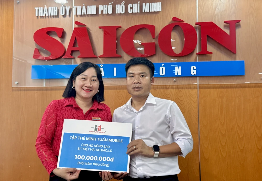 Phó Tổng Biên tập Báo Sài Gòn Giải Phóng Bùi Thị Hồng Sương nhận đóng góp của Minh Tuấn Mobile gởi bà con bị ảnh hưởng mưa lũ phía Bắc.