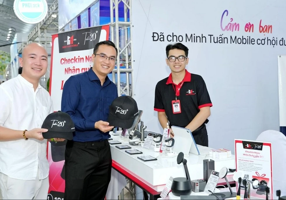 Khách hàng đến với Minh Tuấn Mobile tại Thu Duc Innovation Fest 2024