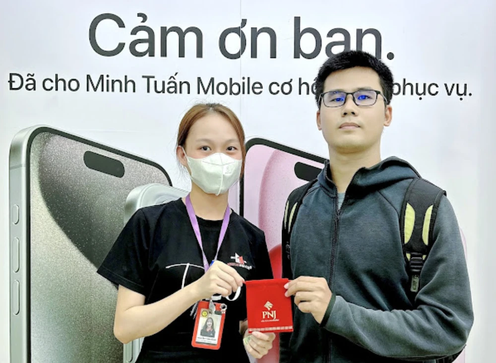 Khách hàng trúng thưởng khi mua sắm tại Minh Tuấn Mobile