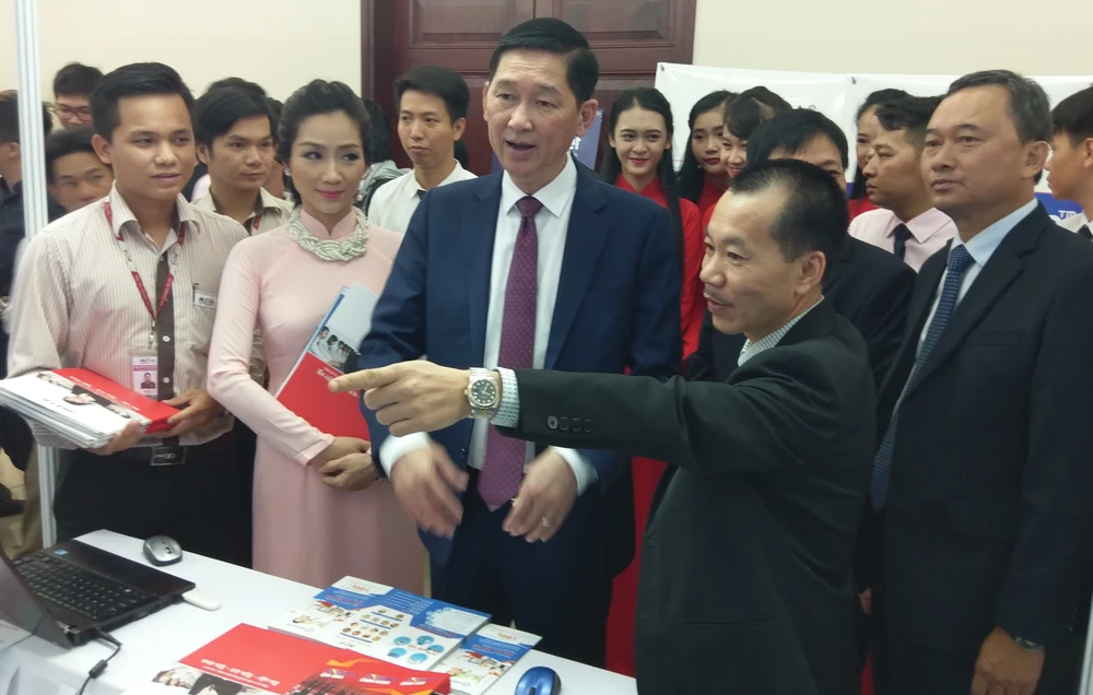 Phó Chủ tịch UBND TPHCM, ông Trần Vĩnh Tuyến tham quan gian hàng của Công ty Misa