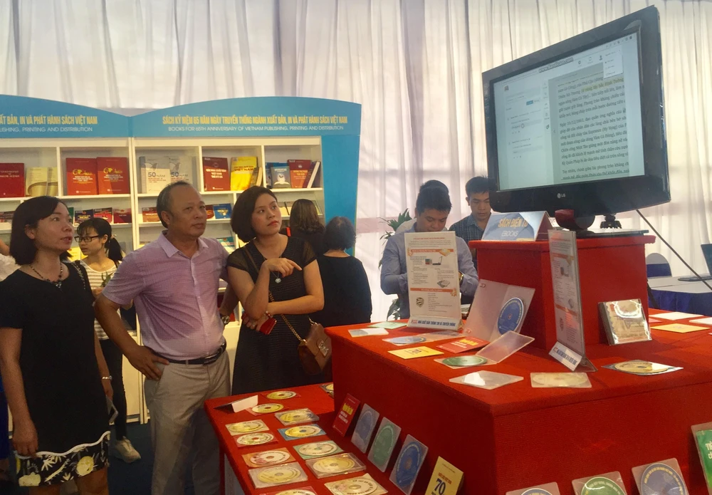 Sách điện tử lần đầu có một khu trưng bày riêng tại Triển lãm- Hội chợ sách quốc tế 2017