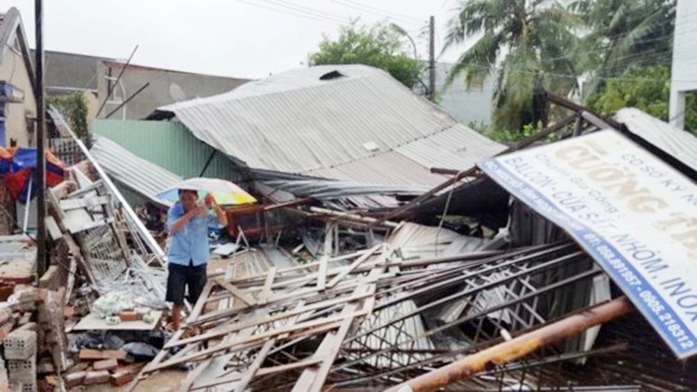 Bão số 12 làm nhiều nhà dân tại tỉnh Khánh Hòa bị sập hoàn toàn