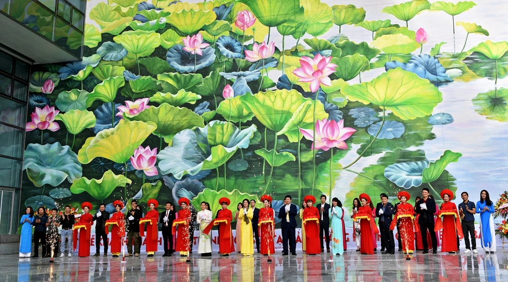 Khánh thành 2 bức tranh hoa sen tại sân bay quốc tế Nội Bài