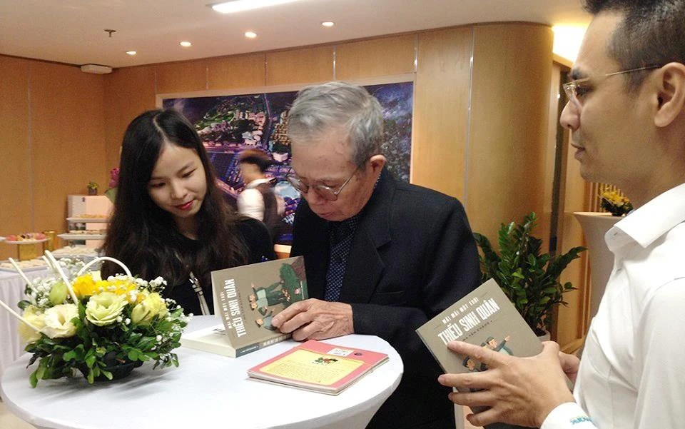 Nhà văn Ma Văn Kháng ký tặng sách tại buổi giao lưu ra mắt sách