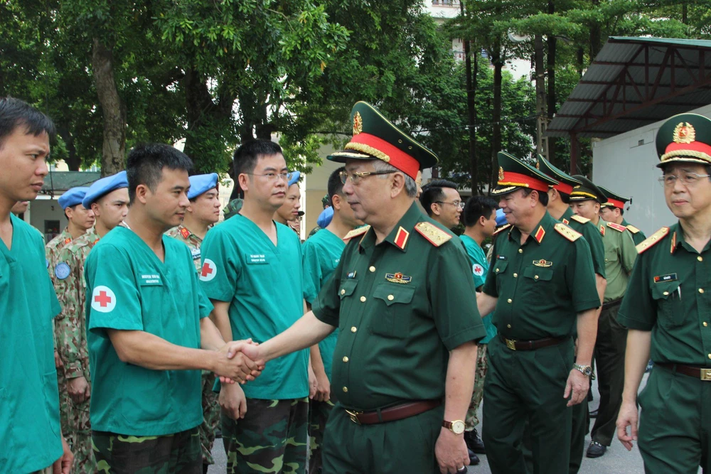 Thượng tướng Nguyễn Chí Vịnh trò chuyện cùng cán bộ, chiến sĩ