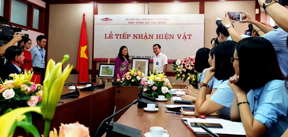 Lễ tiếp nhận bức tranh cổ động Chân dung Chủ tịch Hồ Chí Minh