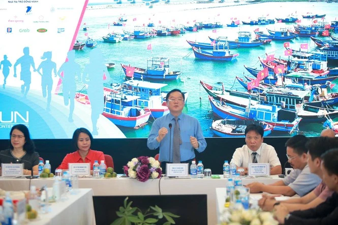 Ông Lê Xuân Sơn, Tổng biên tập Báo Tiền Phong phát biểu tại buổi họp báo. Ảnh: XUÂN VĨNH