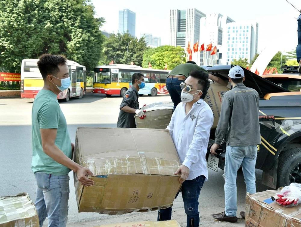 Ca sĩ Tùng Dương gửi hàng chục ngàn khẩu trang y tế và đồ bảo hộ tới Bắc Giang, Bắc Ninh