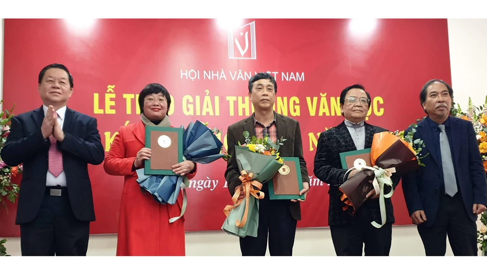 Lễ trao Giải thưởng Hội Nhà văn Việt Nam năm 2021