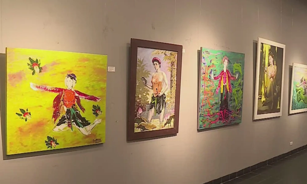 Một số tranh vẽ nữ sĩ Hồ Xuân Hương bị yêu cầu gỡ khỏi triển lãm