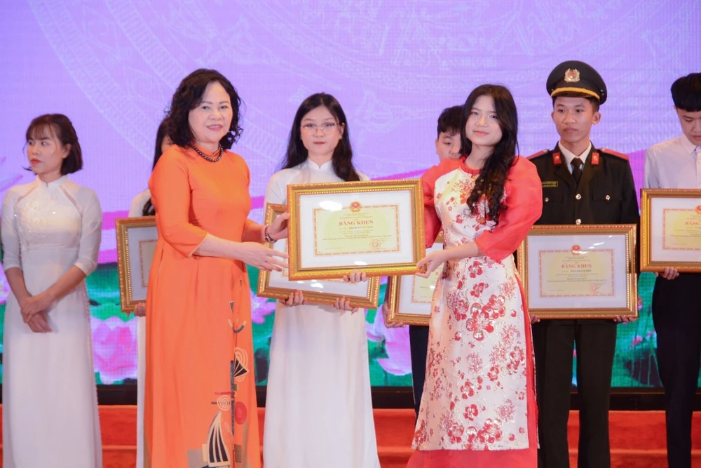 Thứ trưởng Bộ GD- ĐT Ngô Thị Minh trao giải nhất cho em em Trịnh Vũ Tú Linh, học sinh lớp 9A11, Trường THCS Ngô Quyền, Hải Phòng