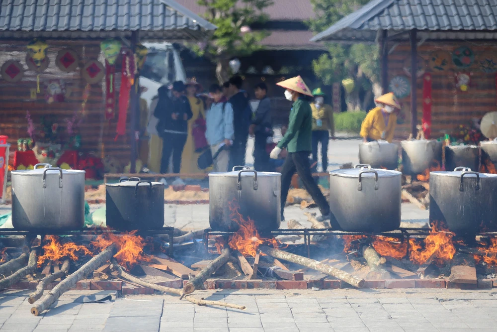 Bánh chưng được gói và luộc trong 12 tiếng ngay tại khu vực chùa Tam Chúc- Hà Nam