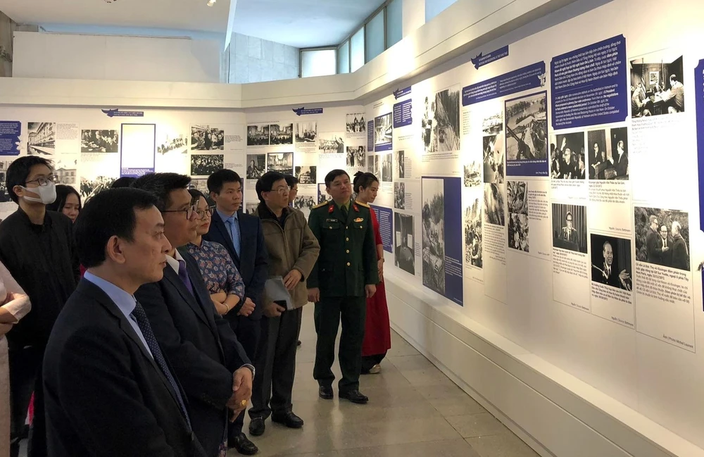Khách tham quan trưng bày chuyên đề tại Bảo tàng Hồ Chí Minh 