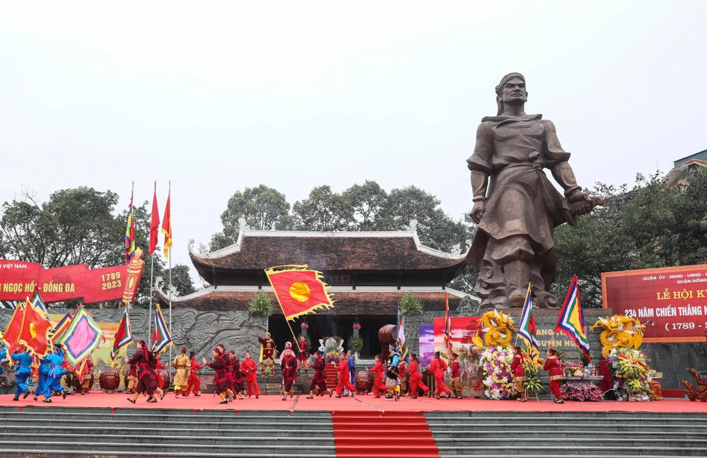 Lễ hội kỷ niệm 234 năm chiến thắng Ngọc Hồi - Đống Đa, tại Công viên văn hóa Đống Đa, Hà Nội, sáng 26-1 (mùng 5 tháng Giêng). Ảnh: VIẾT CHUNG