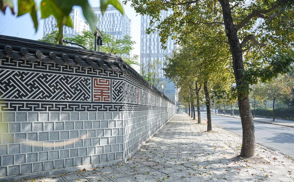 Bức tường đá được yêu thích nằm phía ngoài Đại sứ quán Hàn Quốc tại Hà Nội