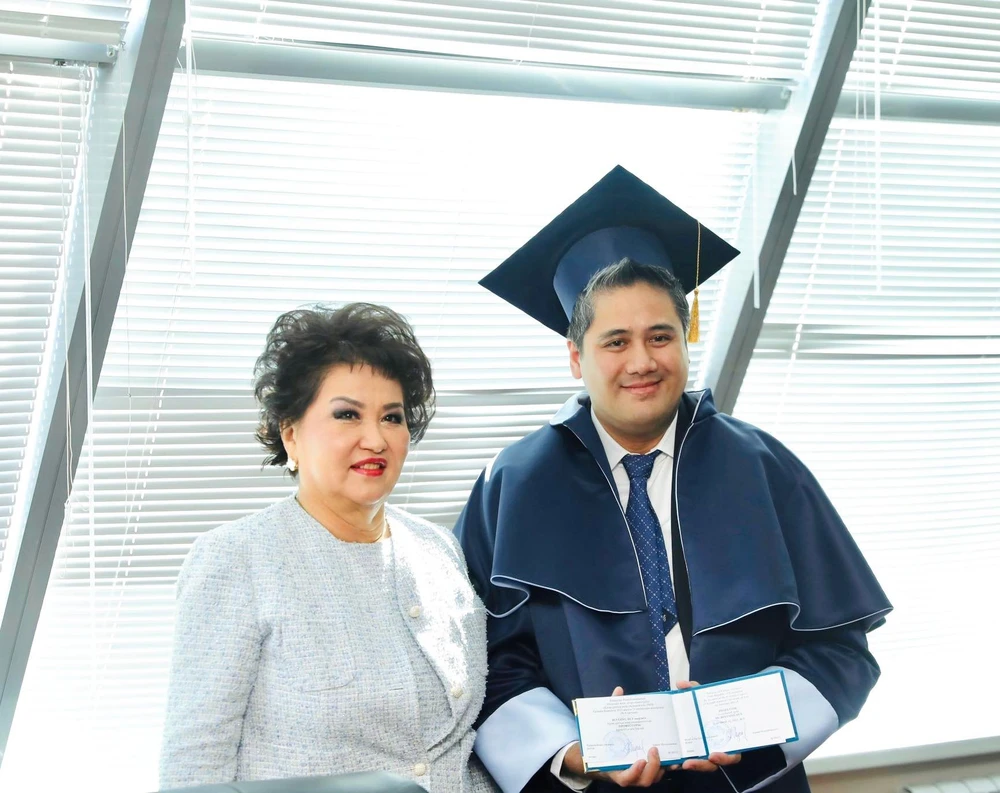 Giám đốc Trường Đại học Quốc gia Nghệ thuật Kazakhstan GS- NSND Aiman Musakhajaeva trao học hàm Giáo sư danh dự cho NSƯT Bùi Công Duy