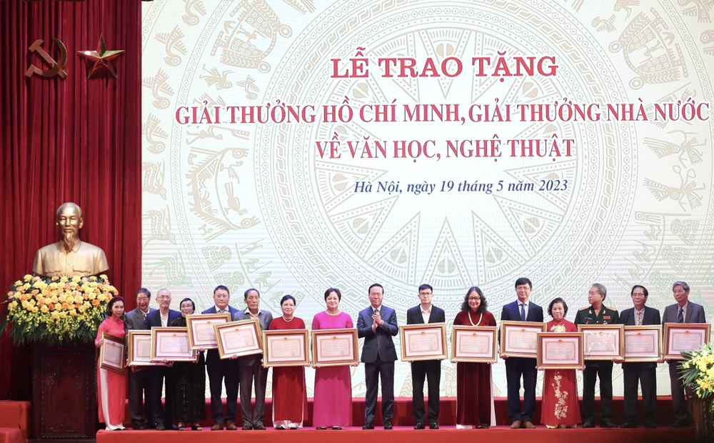 16 tác giả, đồng tác giả được tặng, truy tặng Giải thưởng Hồ Chí Minh. Ảnh VIẾT CHUNG
