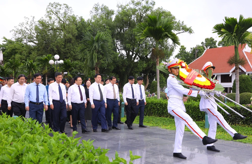 Đoàn công tác của Ban Tuyên giáo Trung ương do đồng chí Nguyễn Trọng Nghĩa, Trưởng Ban Tuyên giáo Trung ương dẫn đầu, đã đến dâng hoa, dâng hương viếng các anh hùng liệt sĩ tại TP Điện Biên Phủ, tỉnh Điện Biên