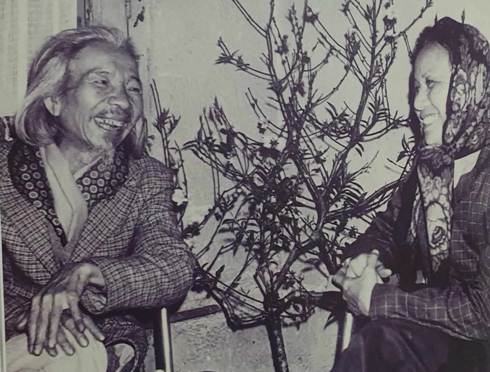 Vợ chồng nhạc sĩ Văn Cao chụp năm 1975