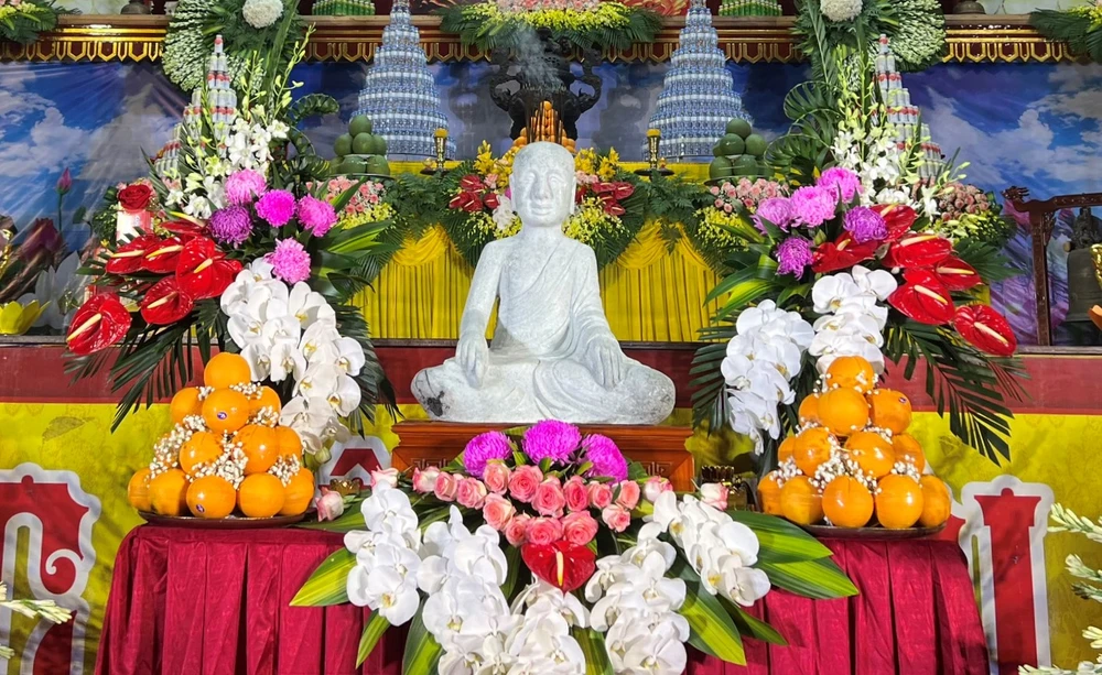 Tượng Phật Hoàng Trần Nhân Tông được chế tác bằng ngọc bích có kích thước 1/1 với phiên bản của tượng Phật Hoàng trong tháp tổ (tại chùa Yên Tử)