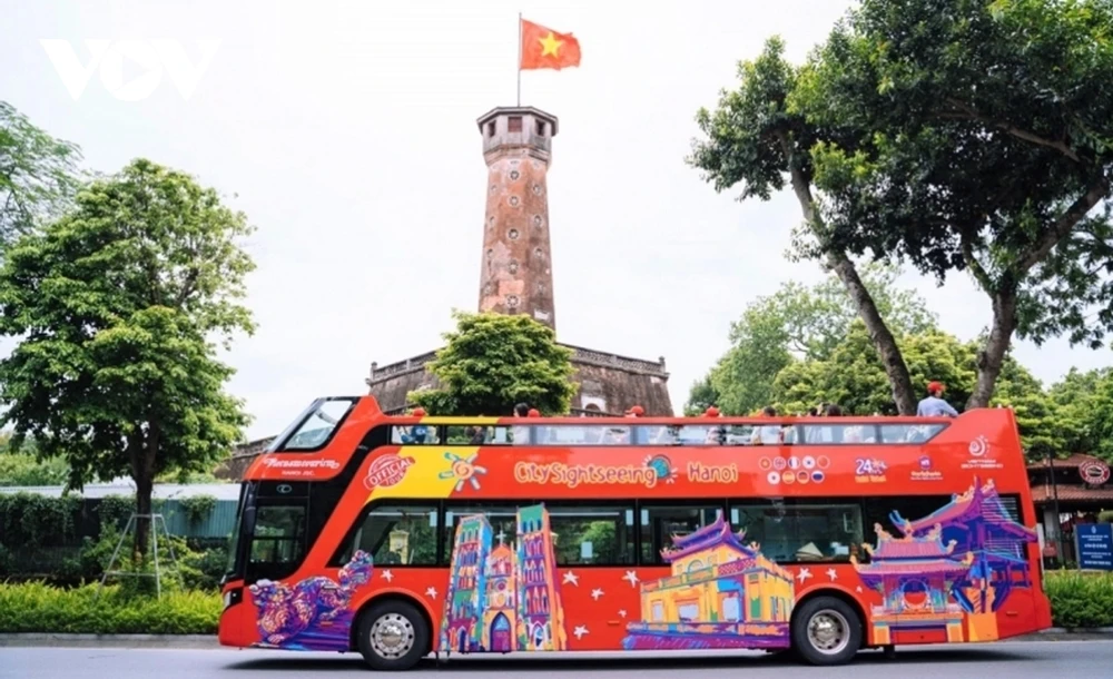 Vận chuyển miễn phí du khách tham quan Hà Nội bằng xe buýt 2 tầng dịp nghỉ lễ 2-9